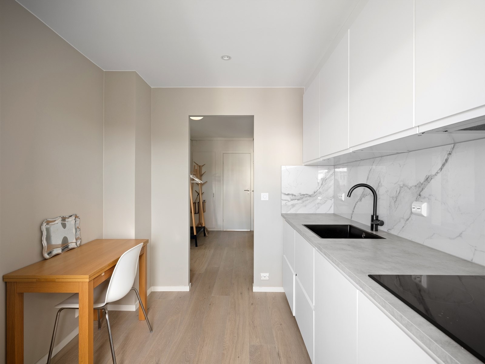 Kjøkkenet er godt utstyrt med integrerte hvitevarer, god arbeidsbenk og godt med skuffer og skap. Galleribilde