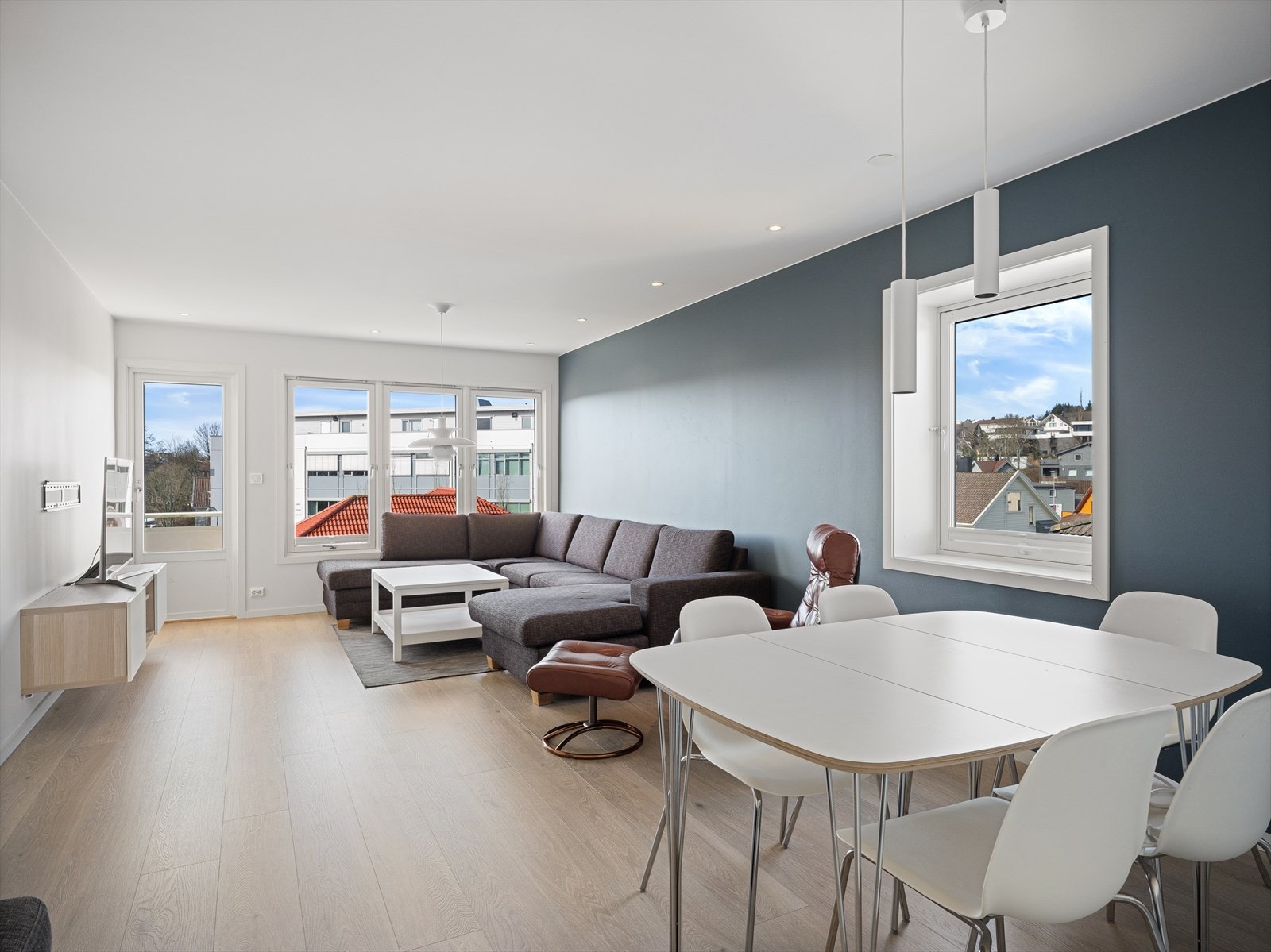 "Ekstra" vindu på endeveggen, gjør stuen spesielt lys og fin. Galleribilde