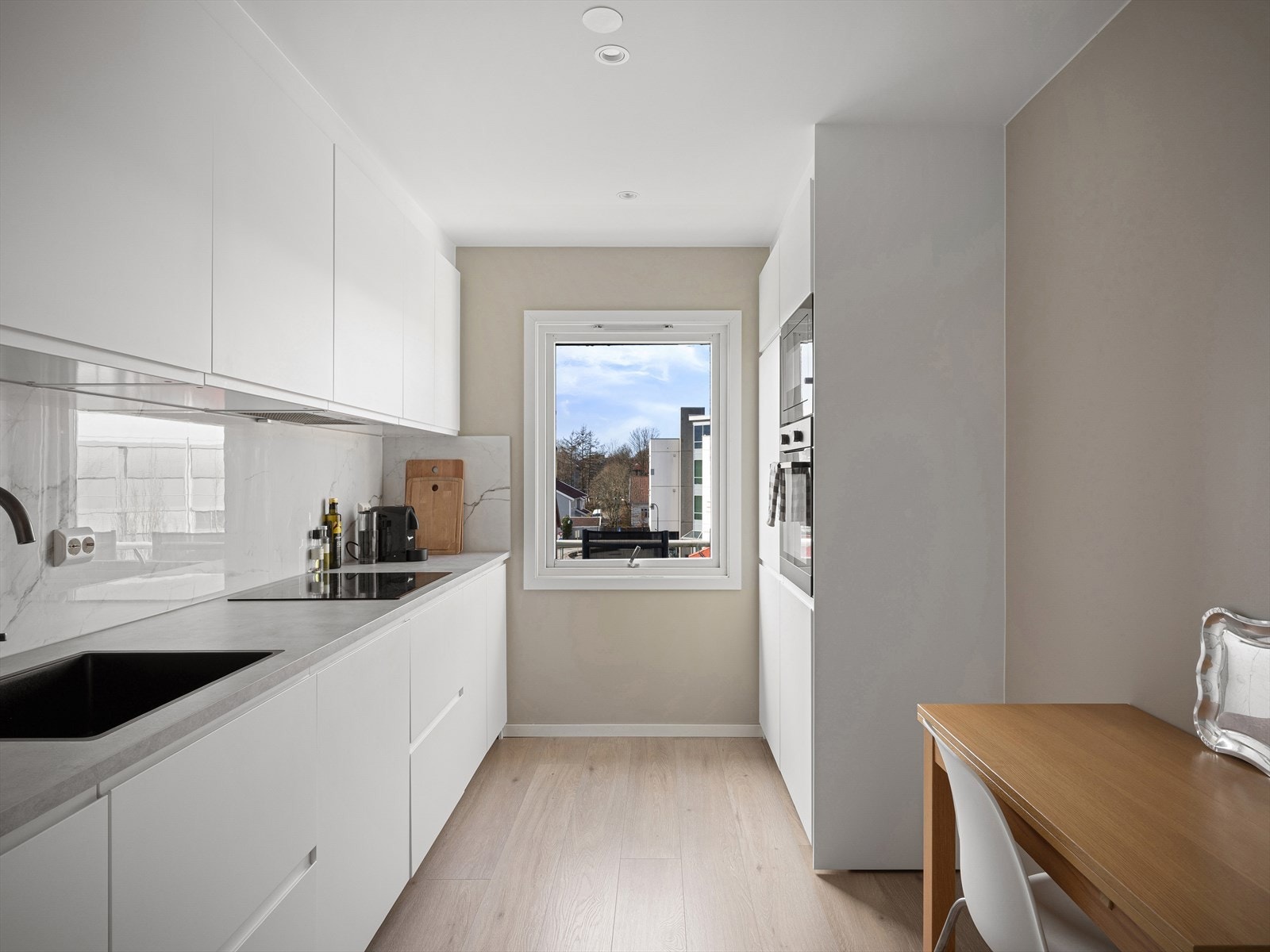 Moderne kjøkken med integrerte hvitevarer Galleribilde