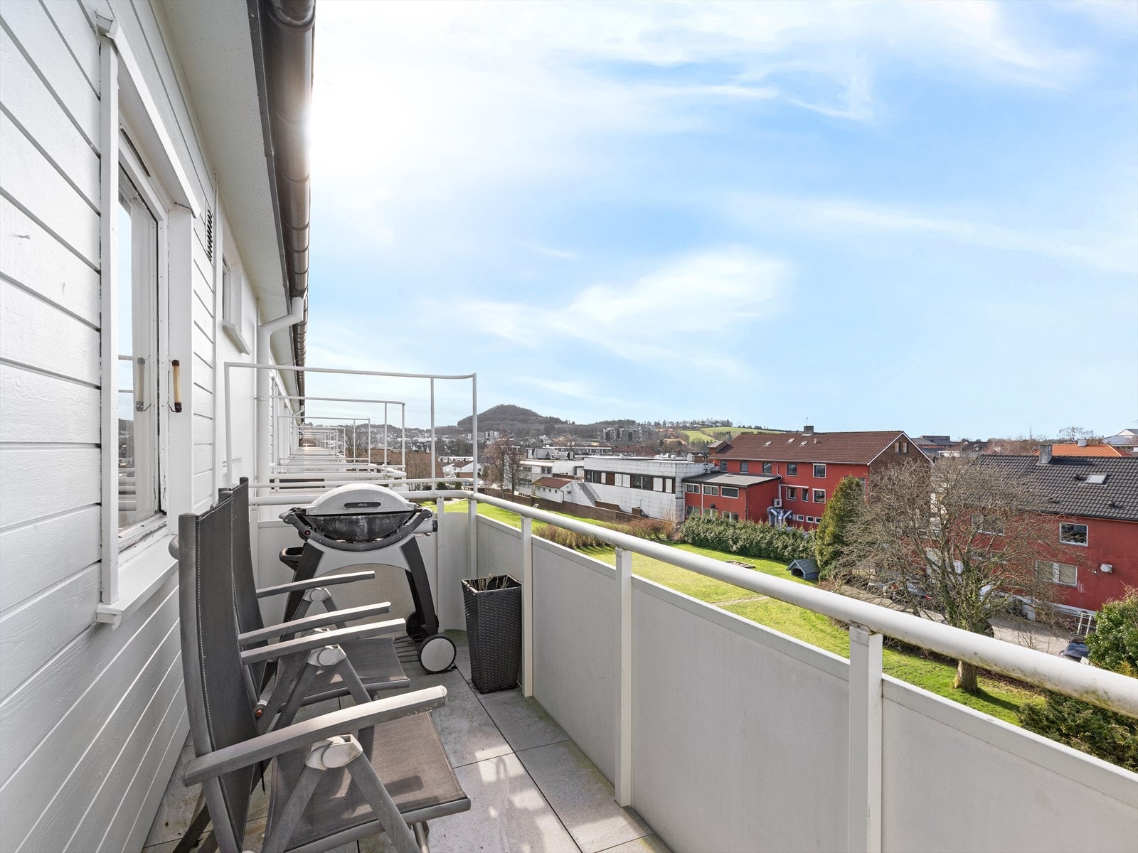 Vestvendt balkong. Det foregår for tiden anleggsarbeid ifm at kommunen fornyer vann- og avløpsanlegget i området . Berørte deler av uteområdet skal tilbakeføres av kommunen. Galleribilde