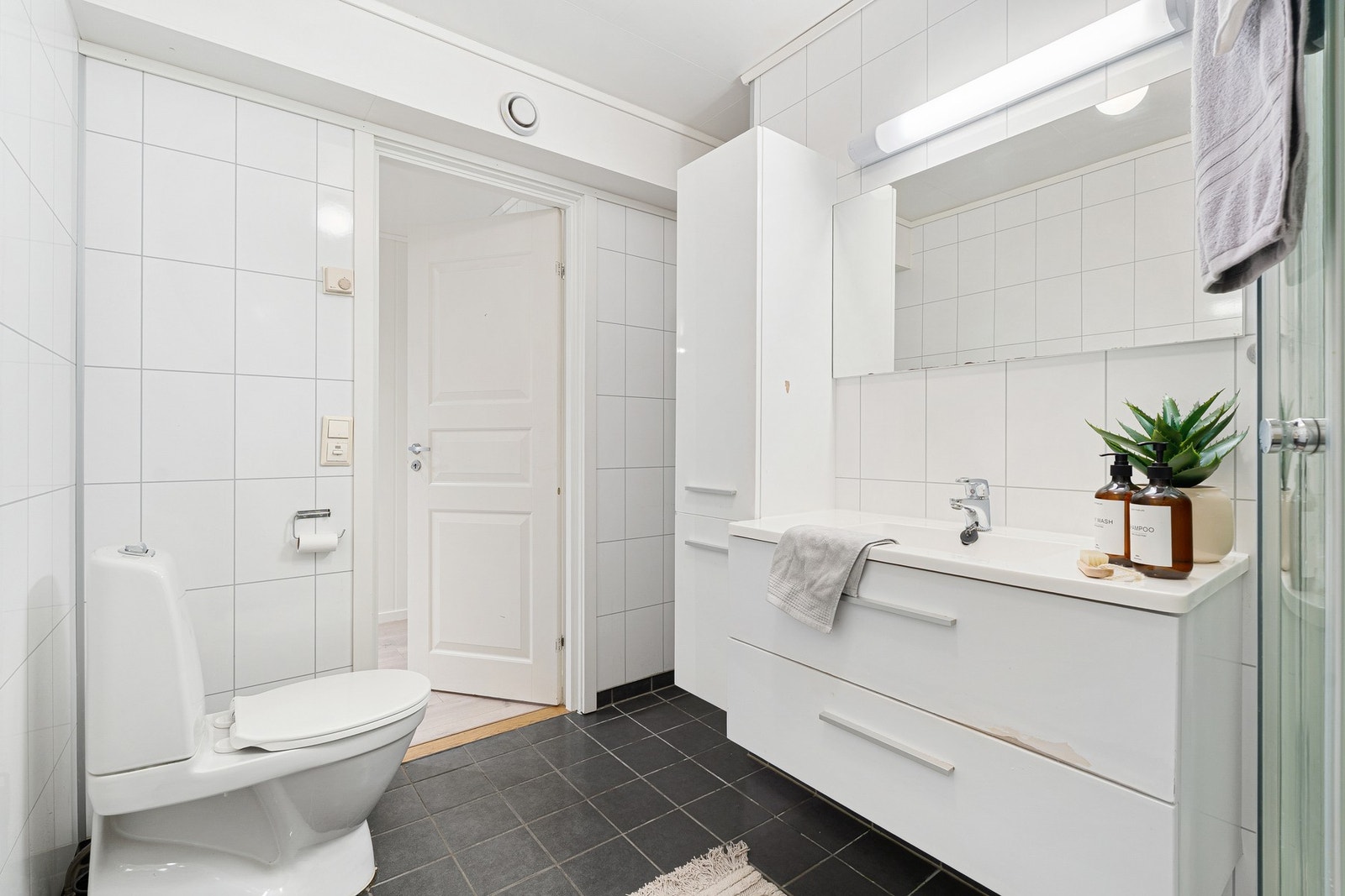 Delikat og flislagt bad. Galleribilde