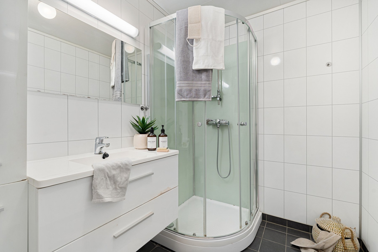 Badet har elektriske varmekabler i gulvet og opplegg for vaskemaskin. Galleribilde