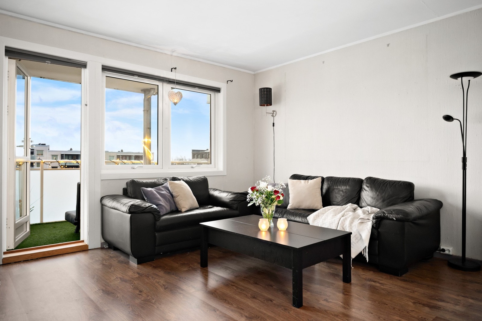 Fra stuen er det utgang til en østvendt balkong på ca. 5 kvm. Galleribilde