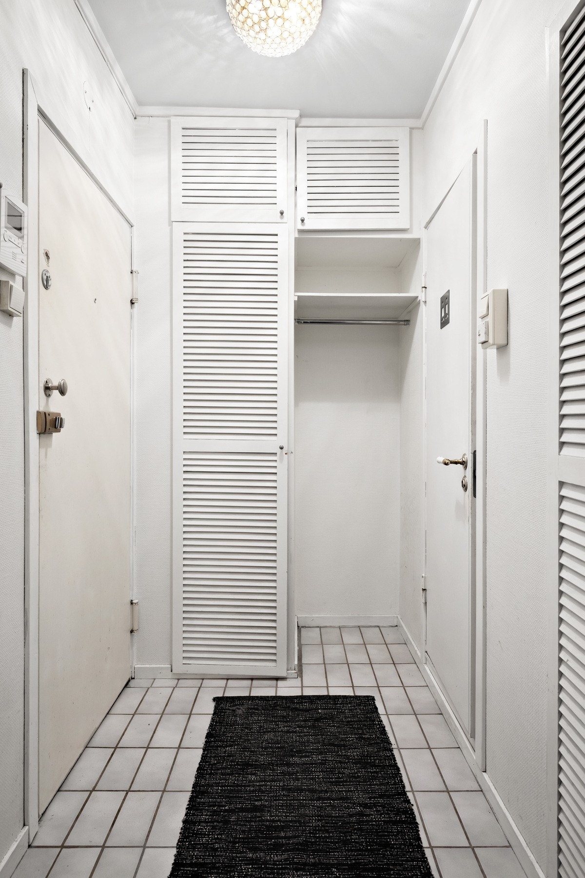 Her er det innebygd skap for oppbevaring samt et kott i gangen som gir ekstra lagringsplass. Galleribilde