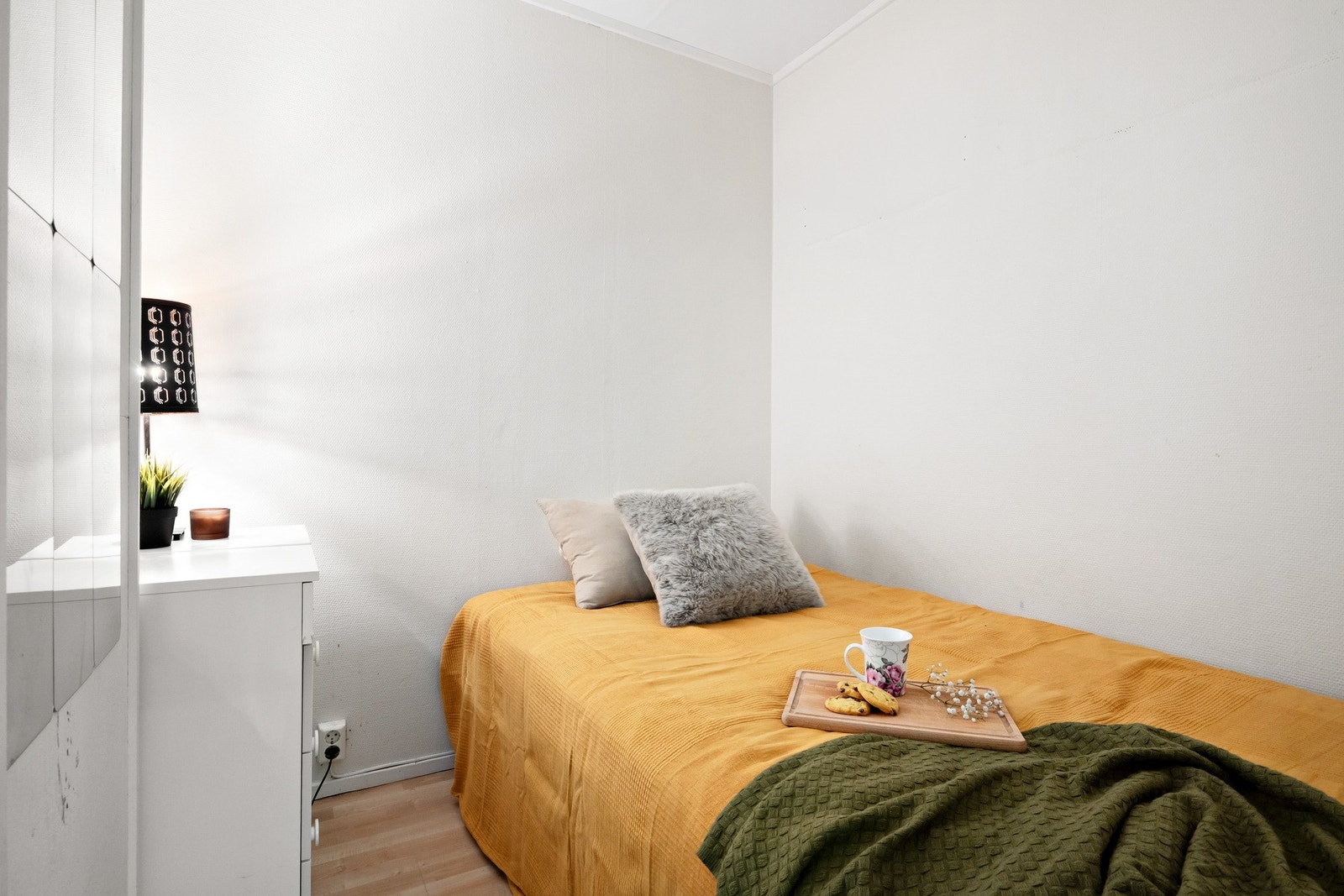 Boligen har en sovealkove som gir en naturlig adskilt sone for hvile. Galleribilde