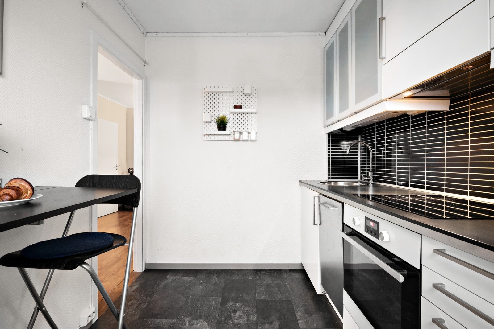 Kjøkkenet er separat med IKEA-innredning fra 2014 med glatte fronter og laminat benkeplate. Galleribilde