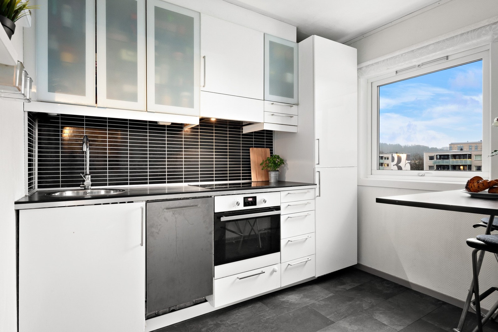 Her er det integrerte hvitevarer som kjøl/fryseskap, induksjonstopp og stekeovn, samt frittstående oppvaskmaskin. Galleribilde