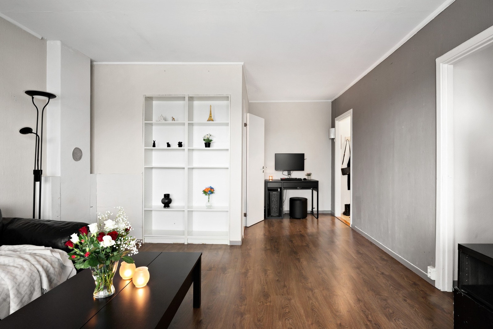 Det er adkomst til kjøkkenet fra stuen. Galleribilde