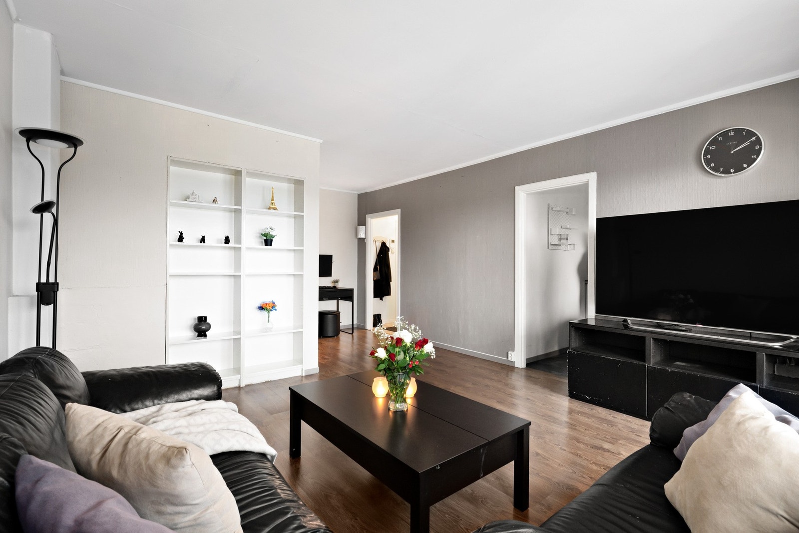 Stuen byr på god plass til både sofa og TV-løsning, med naturlige soner som gir rommet en ryddig og funksjonell følelse. Galleribilde