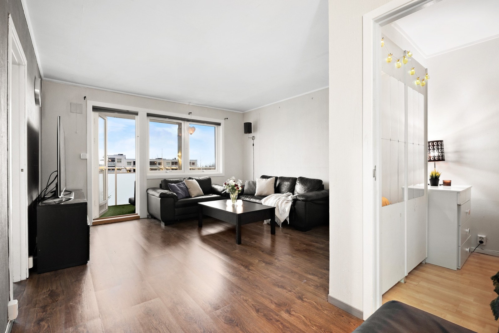 Vinduer og balkongdør er nyere fra 2013. Galleribilde