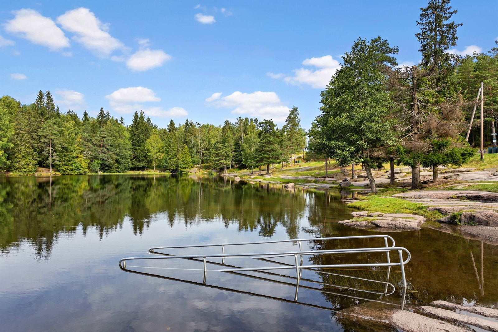 Ammerud ligger idyllisk til mtp marka. Det er kort vei til flere badevann i området. Galleribilde