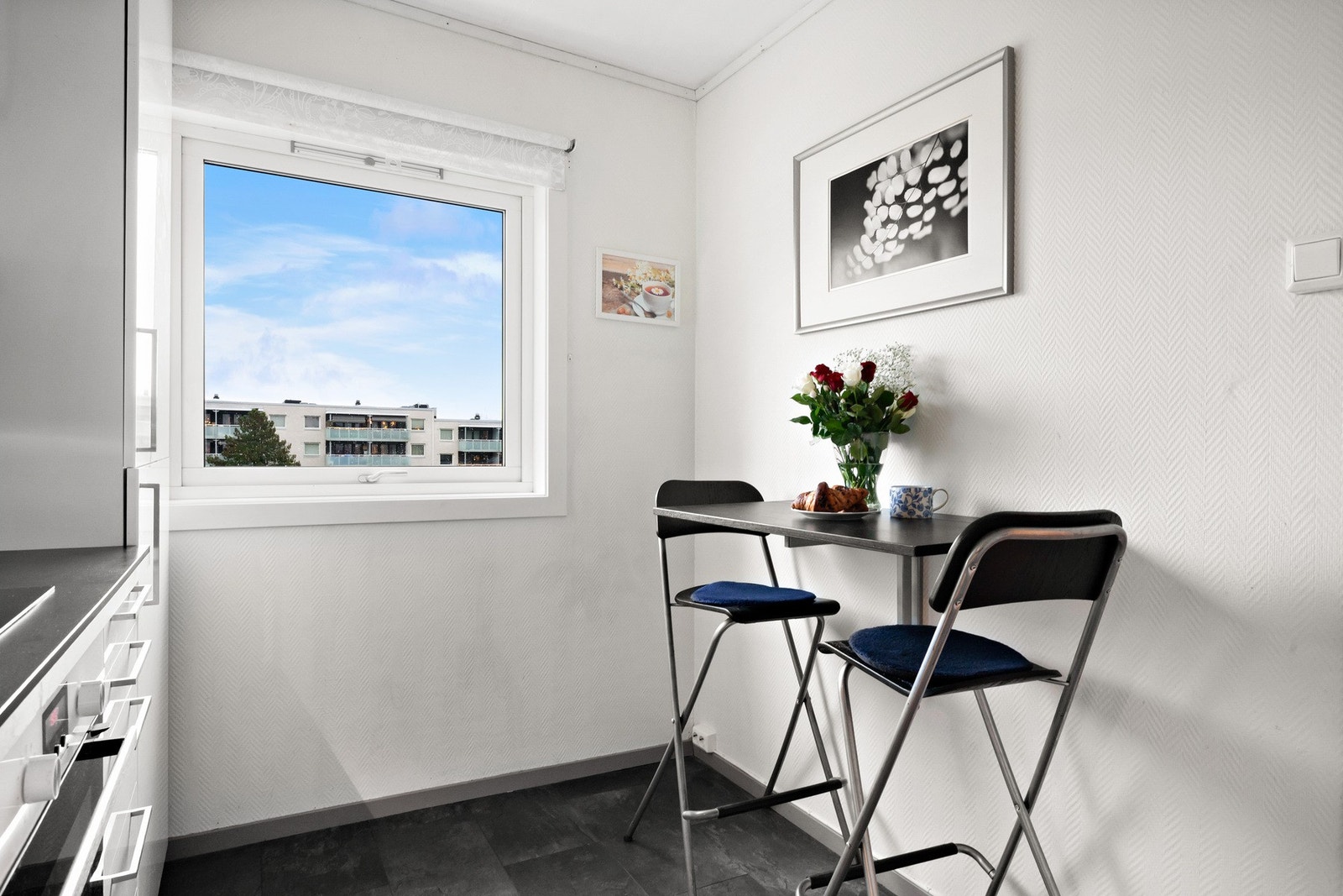 Det er plass til et lite frokost- eller middagsbord. Galleribilde