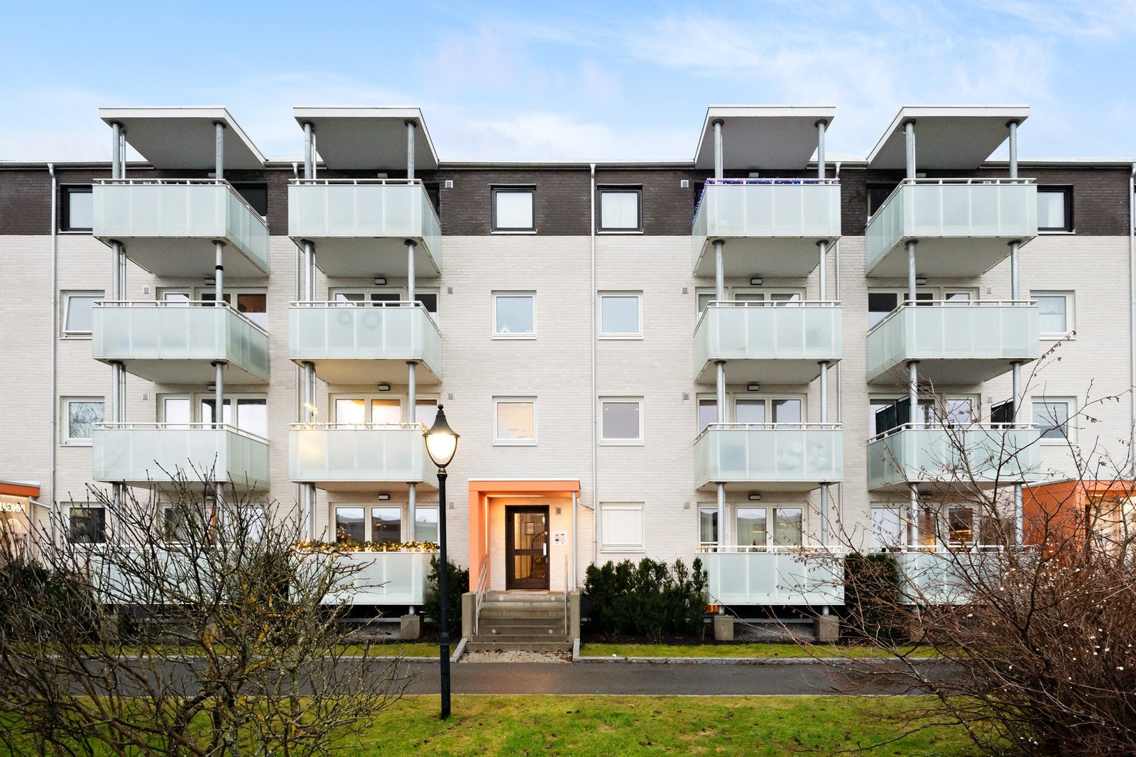 Leiligheten ligger i byggets 2. etasje. Galleribilde