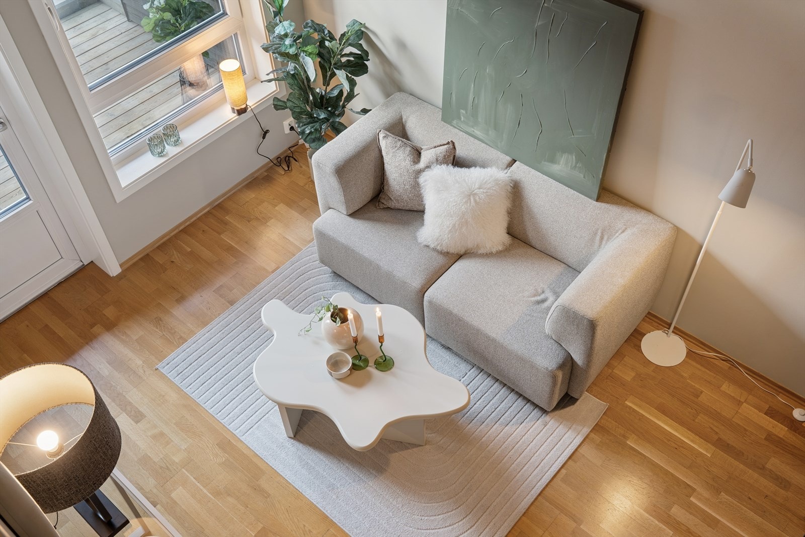 Leiligheten blir oppvarmet av vannbåren gulvvarme i gang og stue/kjøkken. Det er elektriske varmekabler i gulv på bad. Galleribilde