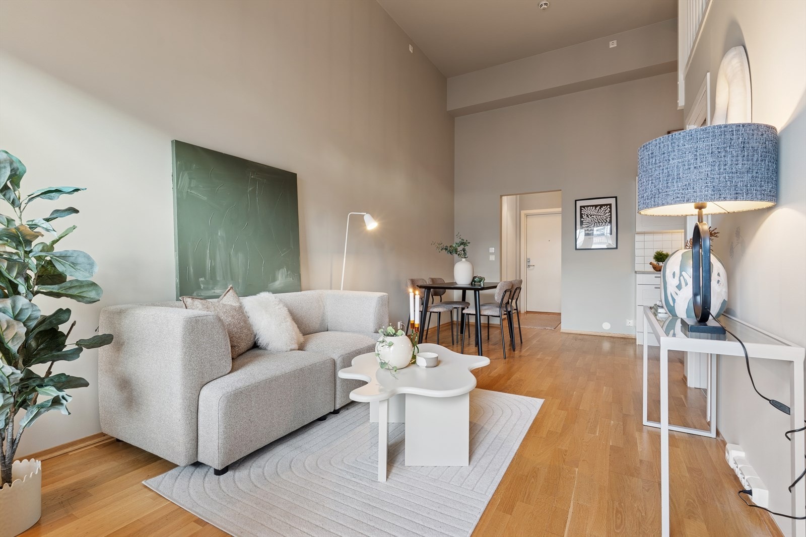 Tak og vegger er malt i hele leiligheten i 2025. Galleribilde