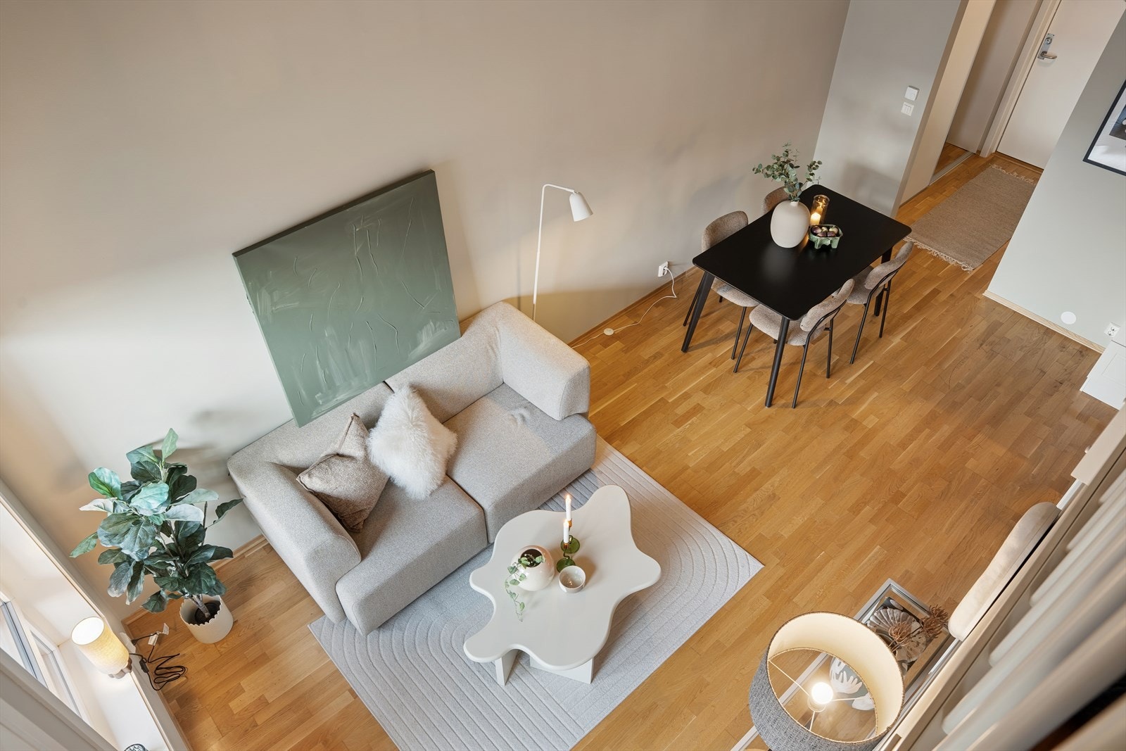 Oversikt fra hems til boligens stue. Galleribilde