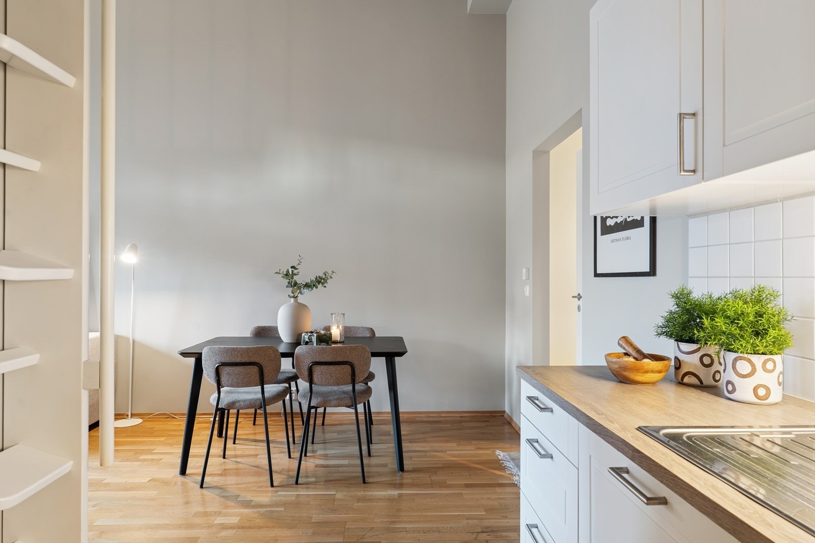 Kjøkken mot stue og entré. Galleribilde