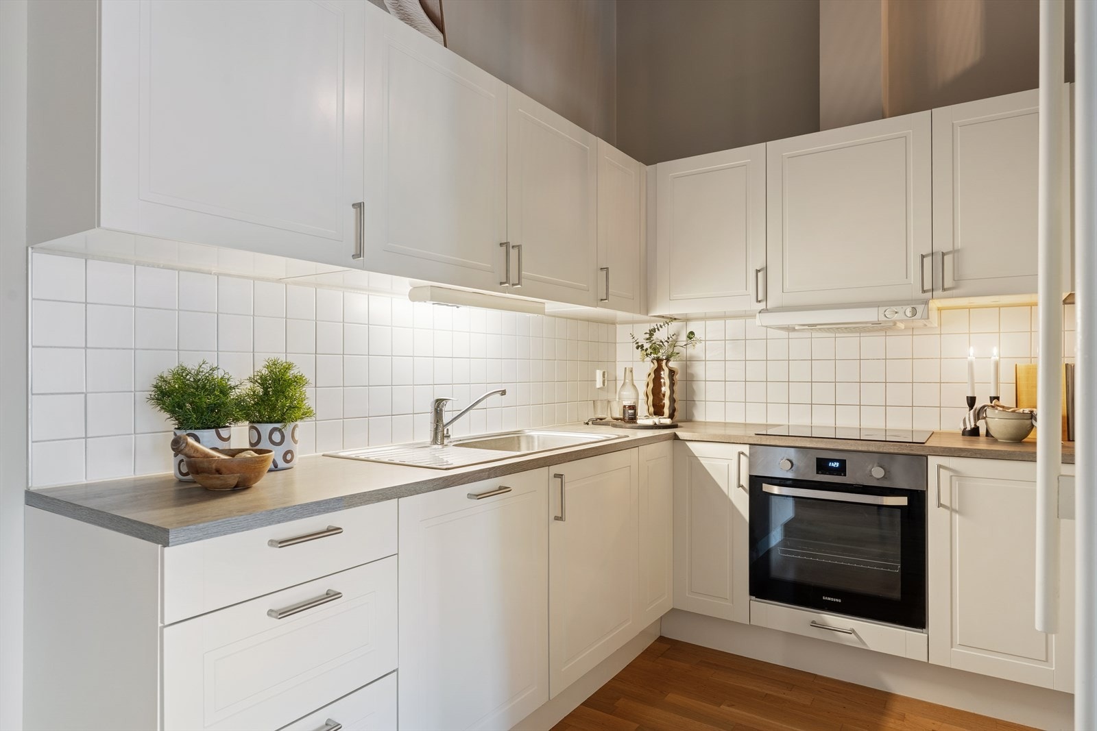 Kjøkkenet er moderne og funksjonelt, med vinkelformet løsning som gjør matlagingen til en glede og gir god arbeidsflyt i rommet. Galleribilde