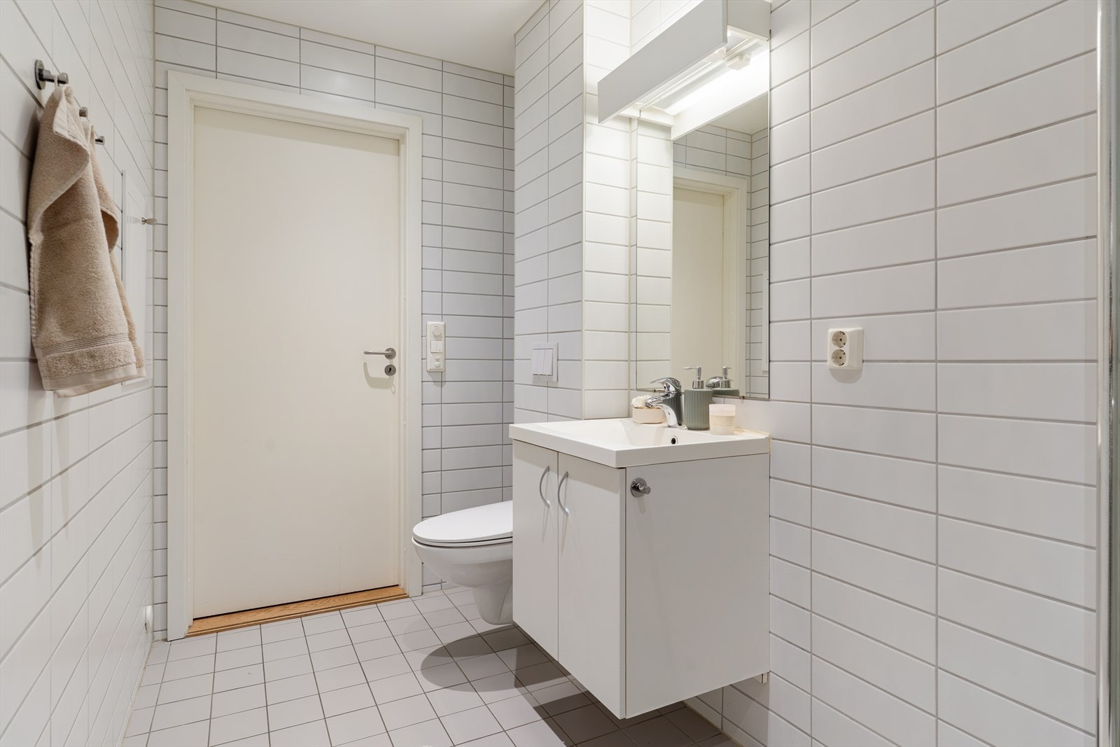 Innredningen består av en servant nedfelt i baderomsinnredningen, veggmontert toalett og dusjhjørne med dusjvegger. Det er opplegg for vaskemaskin, og ventilasjonen skjer via mekanisk avtrekk. Galleribilde