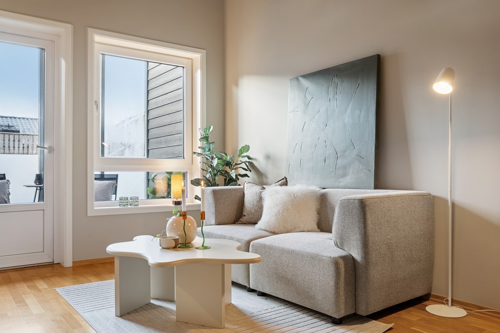 Fra stuen er det direkte utgang til privat balkong. Galleribilde