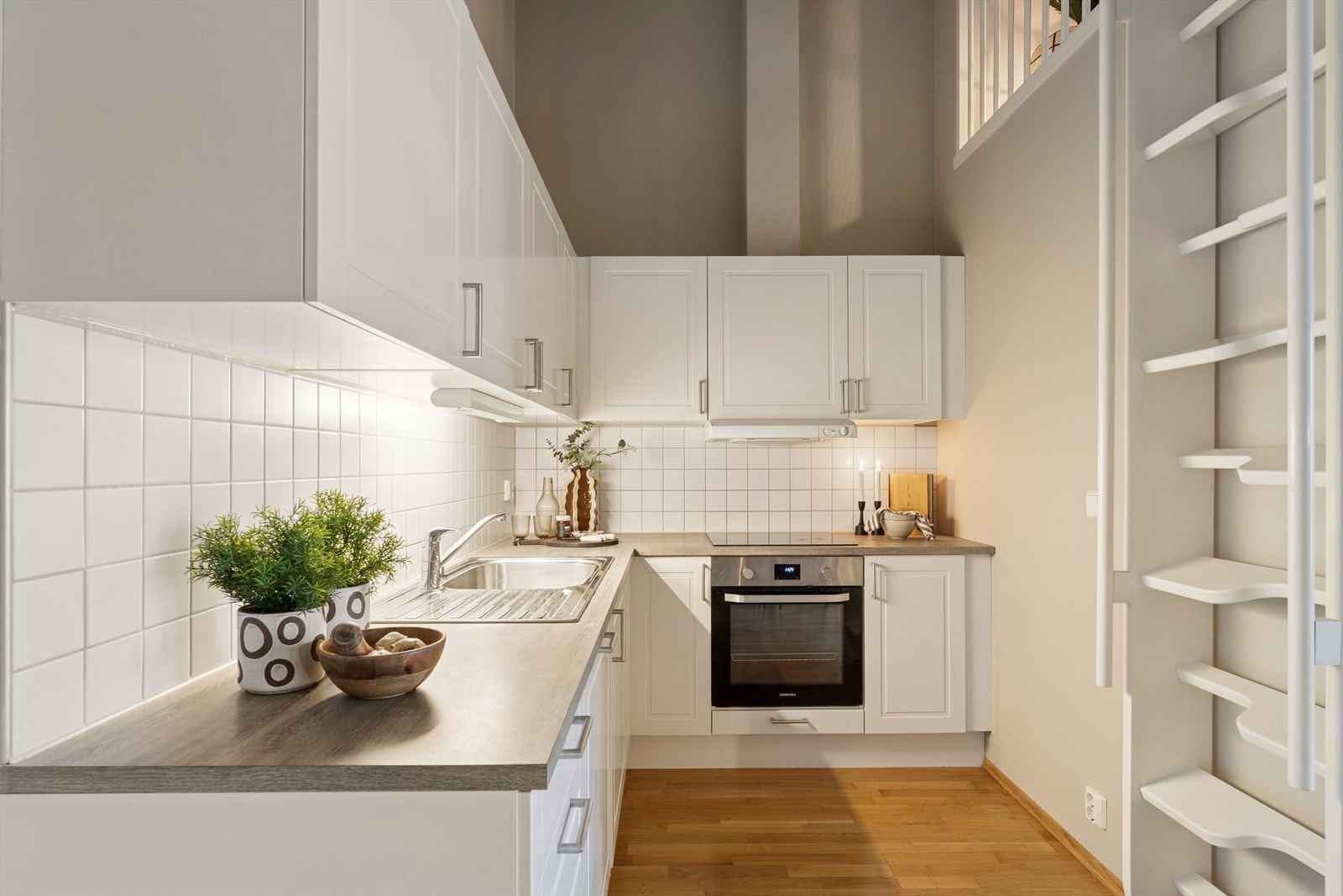 Kjøkkenet har en innredning med profilerte fronter og en benkeplate i laminat. Galleribilde