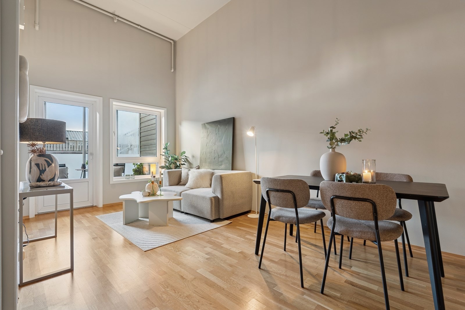 Stuen med den gode takhøyden skaper et luftig og hyggelig samlingspunkt hvor du og besøkende kan nyte både avslappende og sosiale stunder. Galleribilde