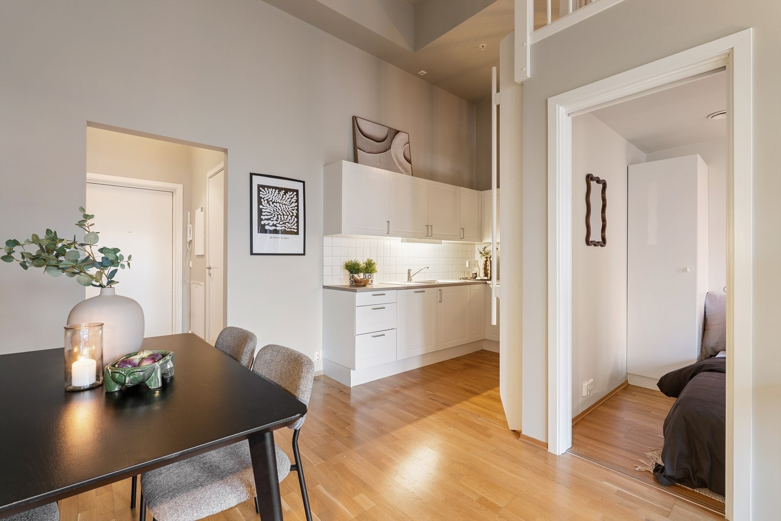 Åpen løsning mellom stue/kjøkken skaper en sosial sone hvor du kan kombinere matlaging og samvær. Galleribilde