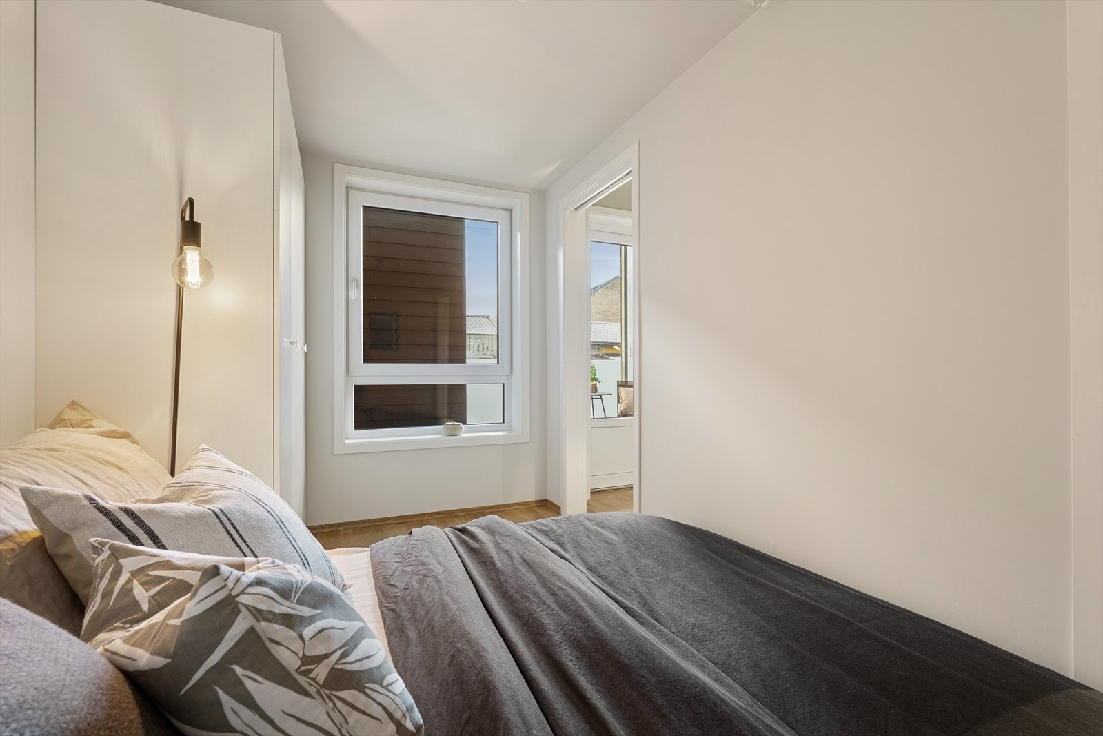 Her er det plass til seng og tilhørende møbler, og rommet byr på fleksible innredningsmuligheter slik at du enkelt kan sette ditt personlige preg. Galleribilde