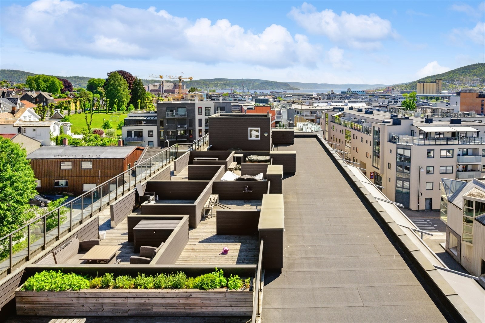I tillegg til balkong har boligen en egen medfølgende parsell på taket av bygget. Dette gjør at du enkelt kan kombinere både privatliv og sosialt samvær. Galleribilde