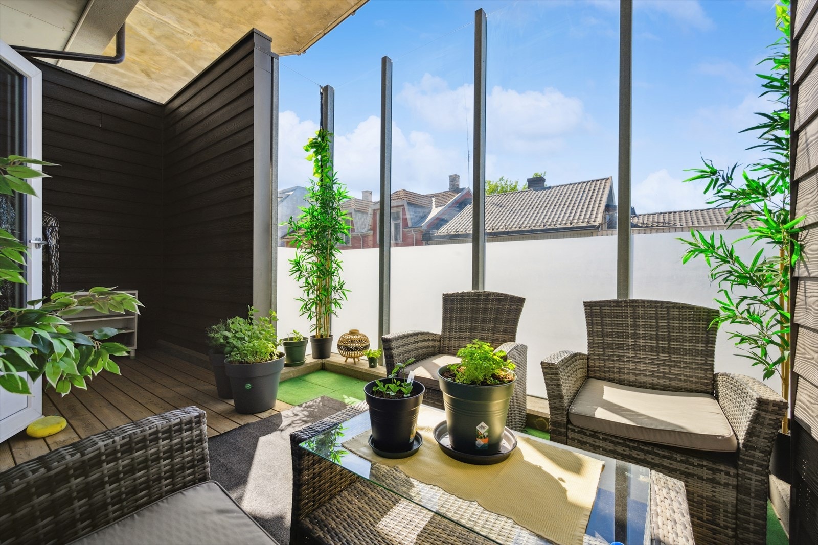 Balkongen kan enkelt innredes med hagemøblement etter eget ønske. Galleribilde