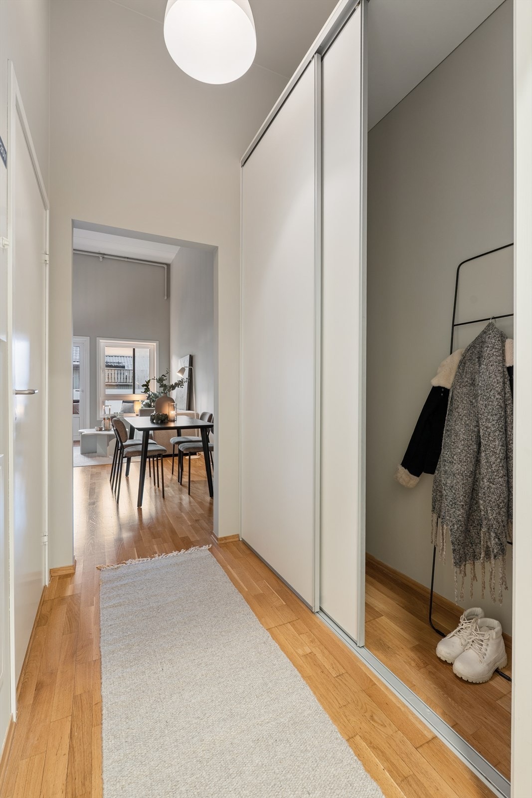 Entré med plassbesparende skyvedørsløsning gir praktisk oppbevaring av både sko og yttertøy. Galleribilde