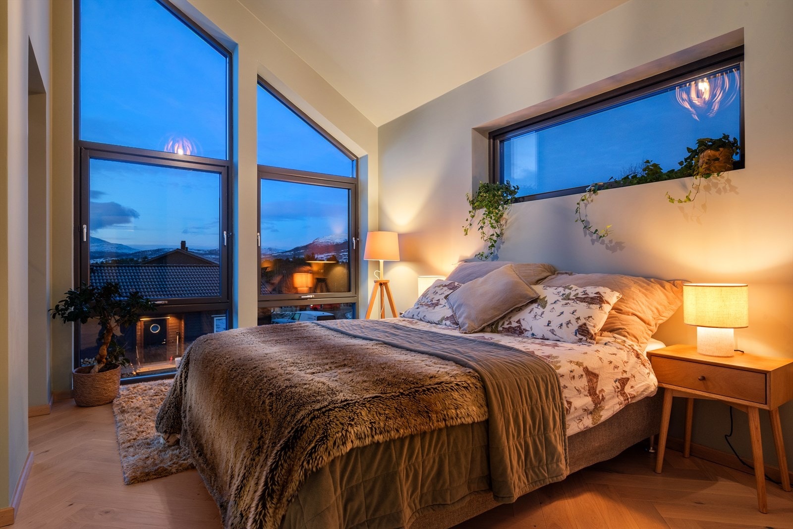 Hovedsoverommet byr på god takhøyde, noe som gir rommet en luftig atmosfære. Galleribilde