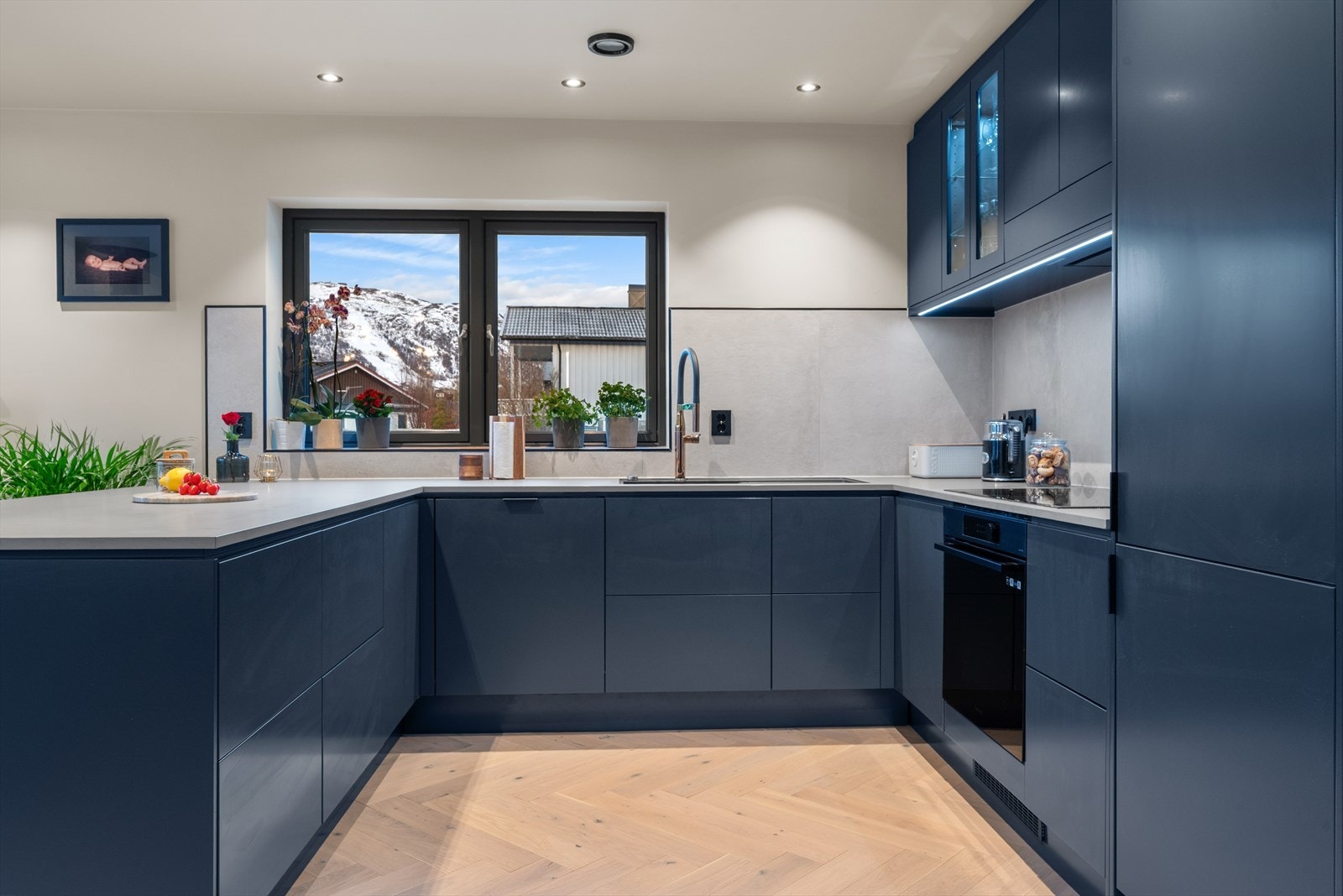 Hvitevarene er av meget høy kvalitet og integreres sømløst inn i innredningen. Galleribilde