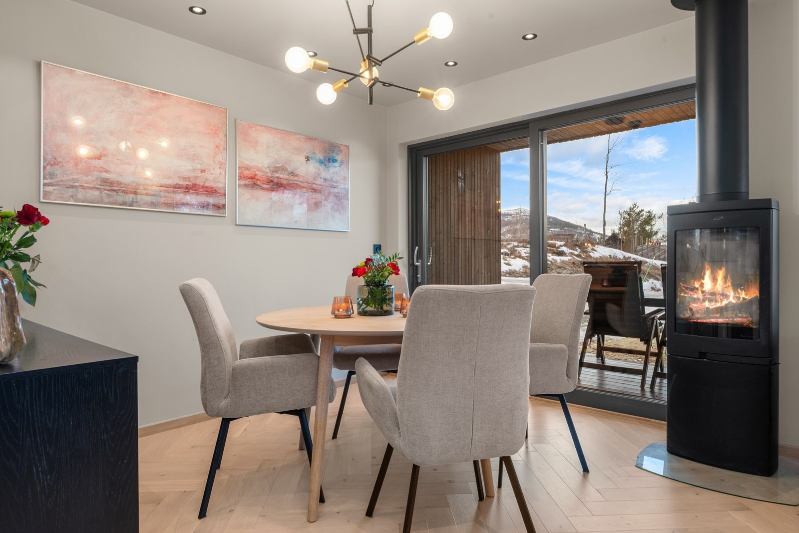 Utenfor spisestuen vinner vi en takoverbygd terrasse på cirka 4 kvm. Galleribilde