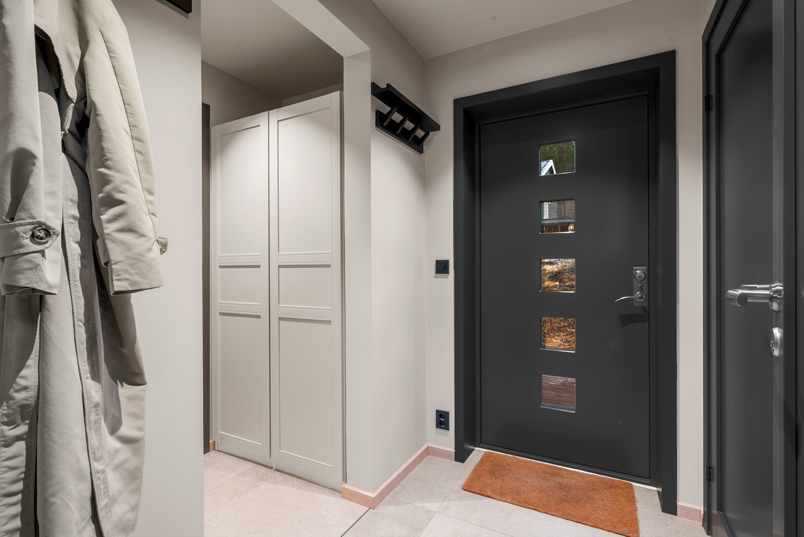 Entreen er flislagt, og har rikelig med garderobeplass like ved siden av inngangsdøren. Galleribilde