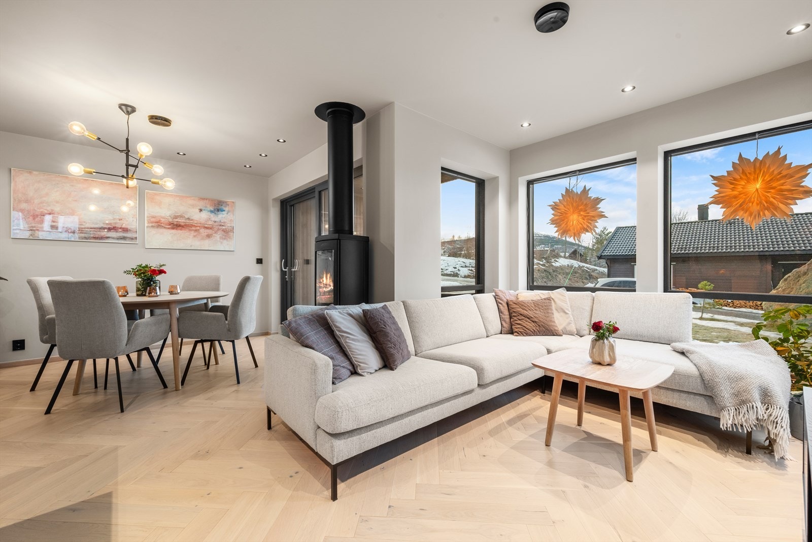 Vedovnen sørger for en varm og god atmosfære på kalde vinterdager. Galleribilde