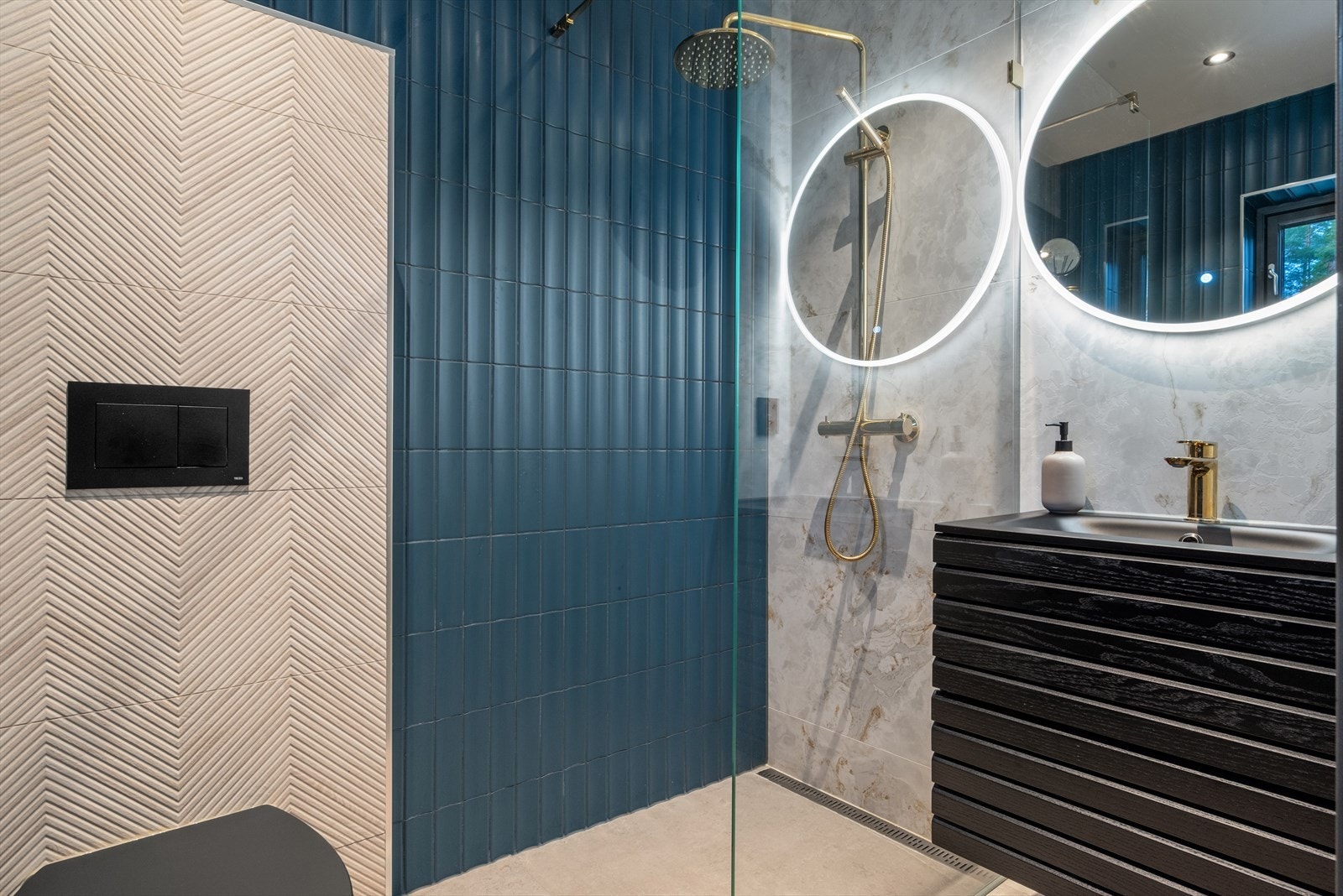 Like ved inngangen er det etablert et lekkert bad fra Vikingbad. Galleribilde