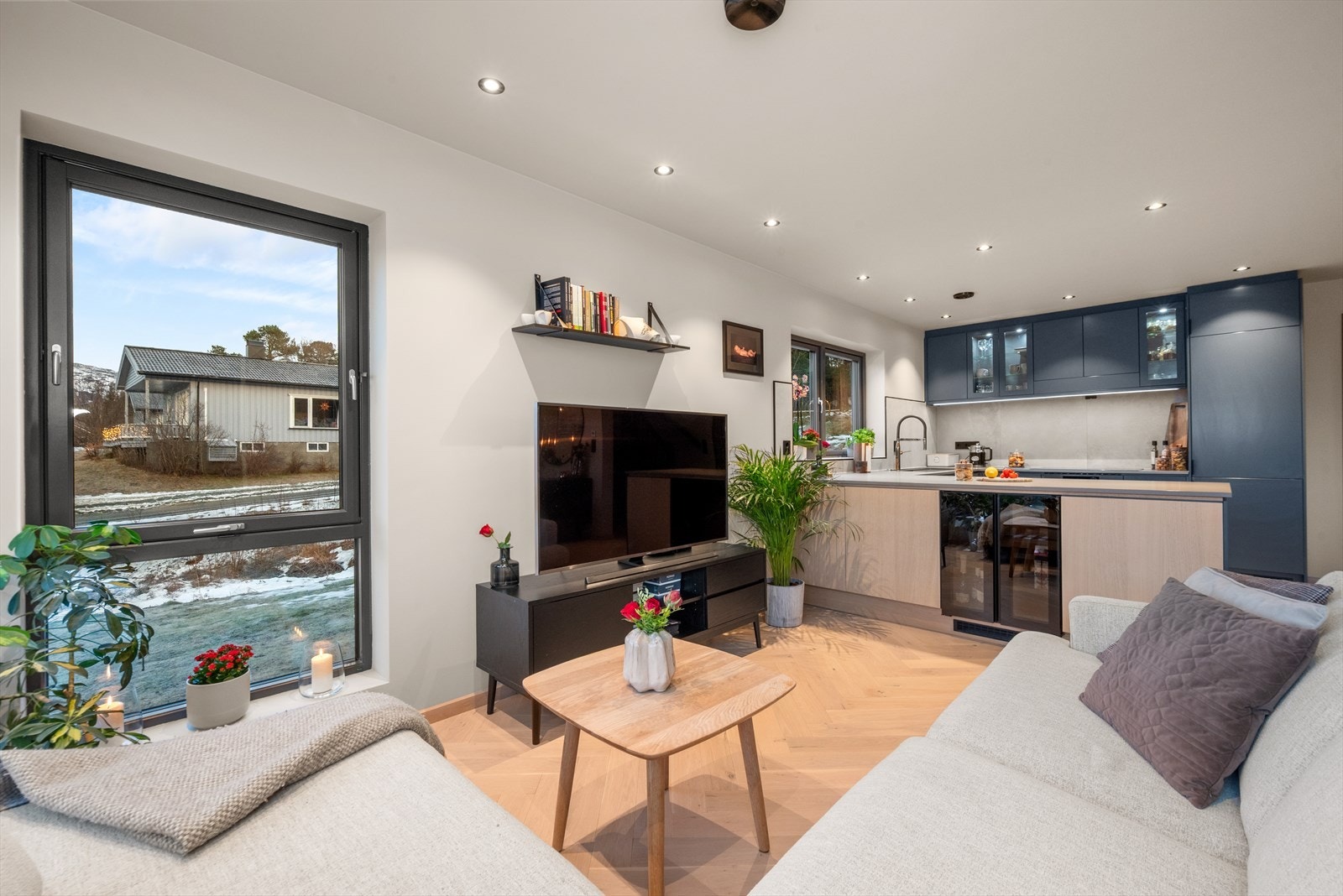 Gulvet er lagt med parkett i et velutført fiskebeinmønster. Galleribilde