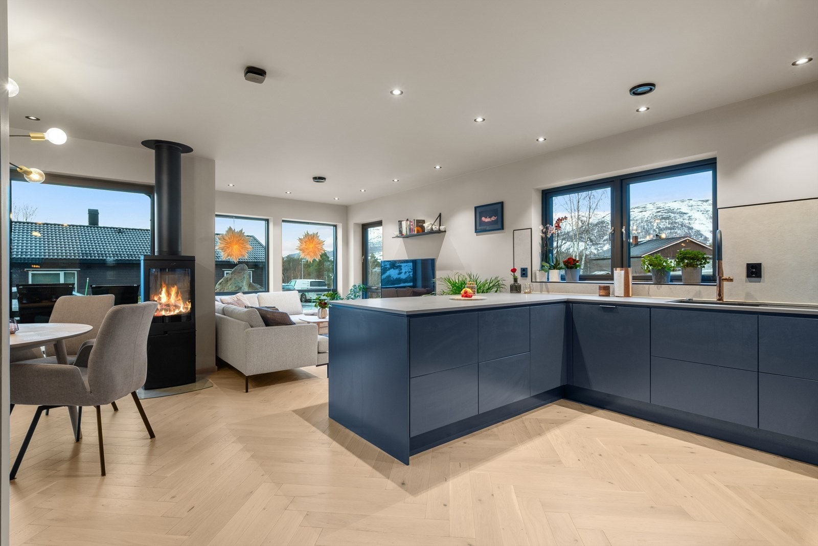 Kjøkkenet er levert av Epoq g byr på masse skap- og benkeplass. Galleribilde