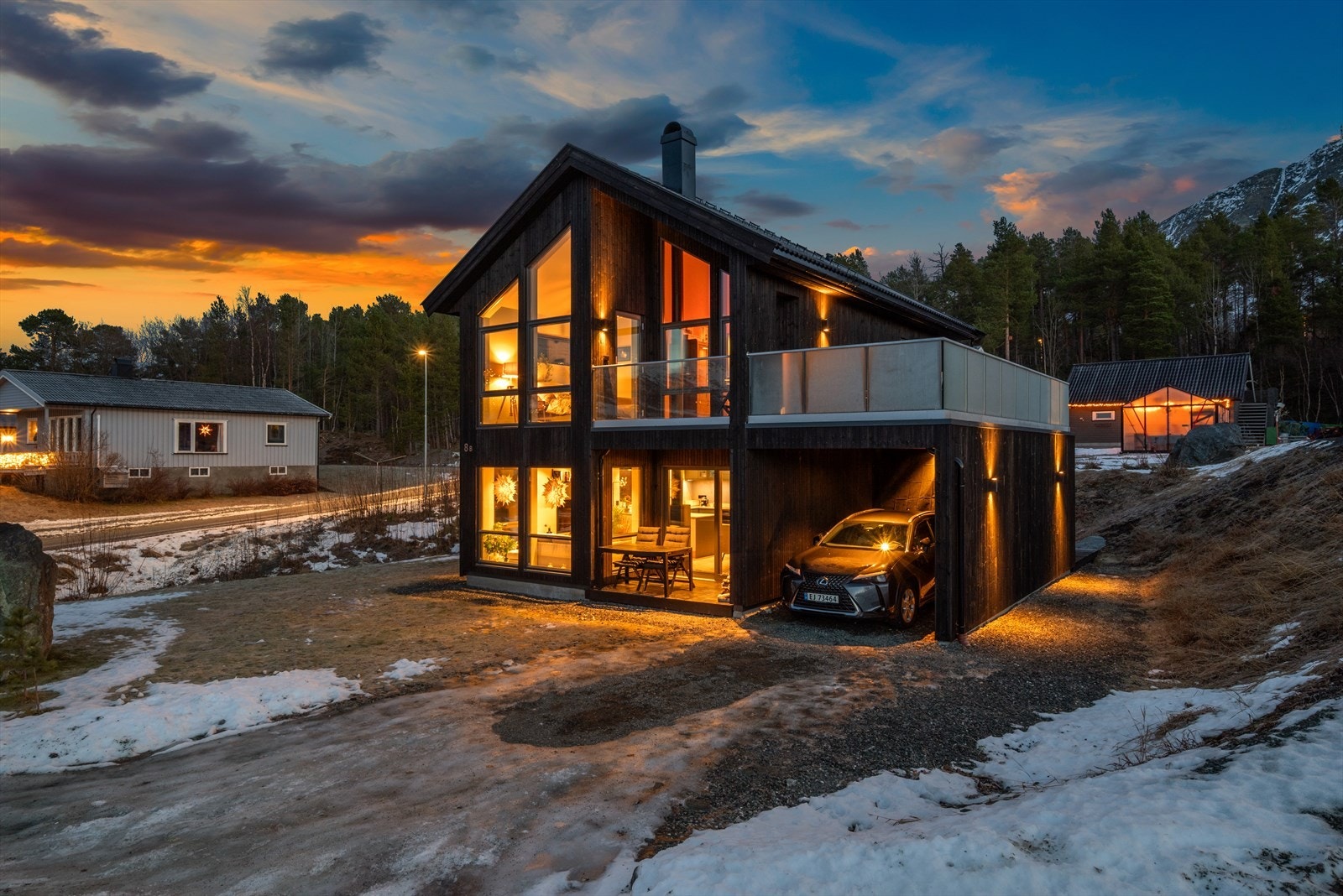 Boligen har carport med sportsbod og plass for til en bil. Øvrig parkering skjer på egen gruset gårdsplass. Galleribilde