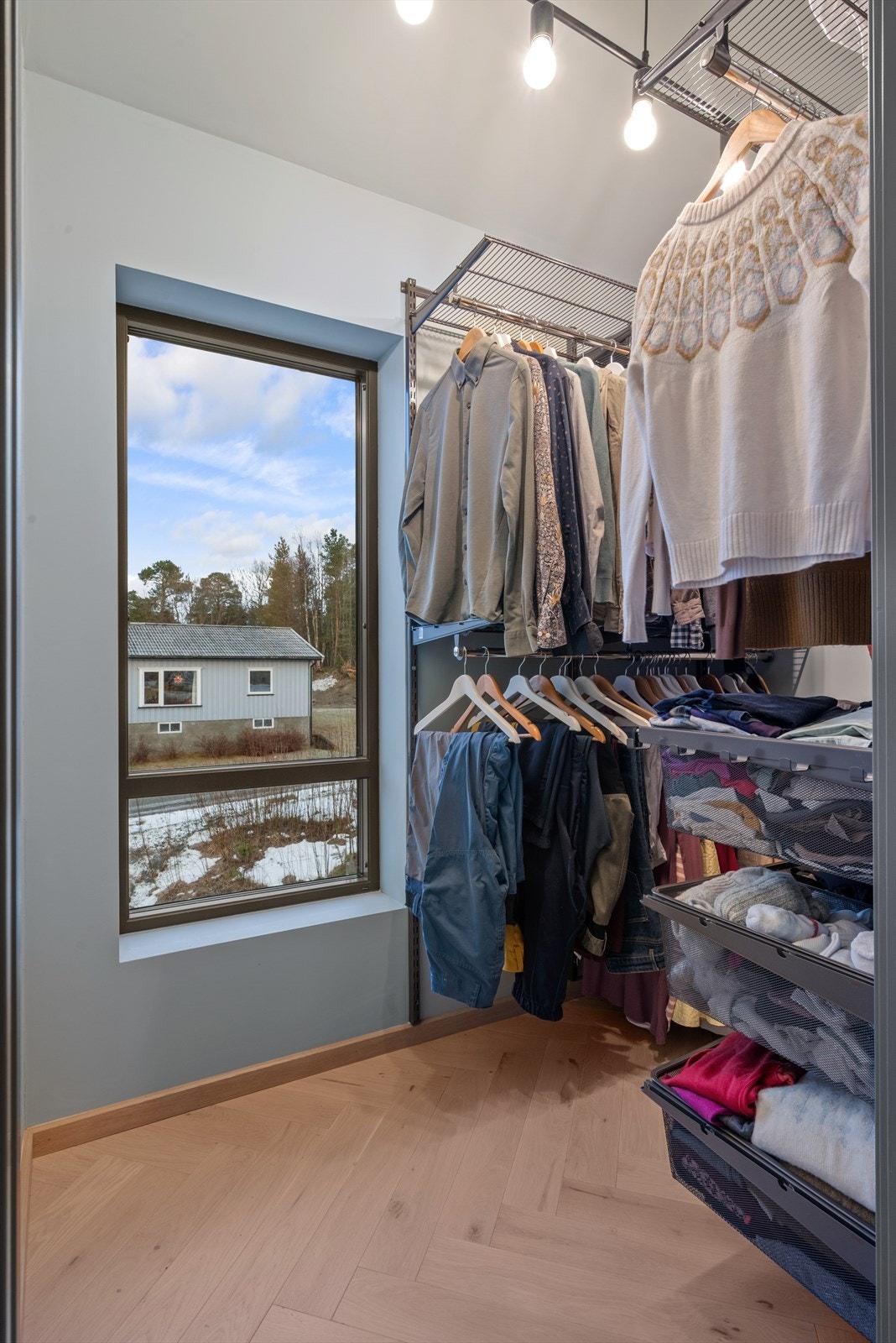 Her får du en romslig walk-in garderobe med god plass. Galleribilde