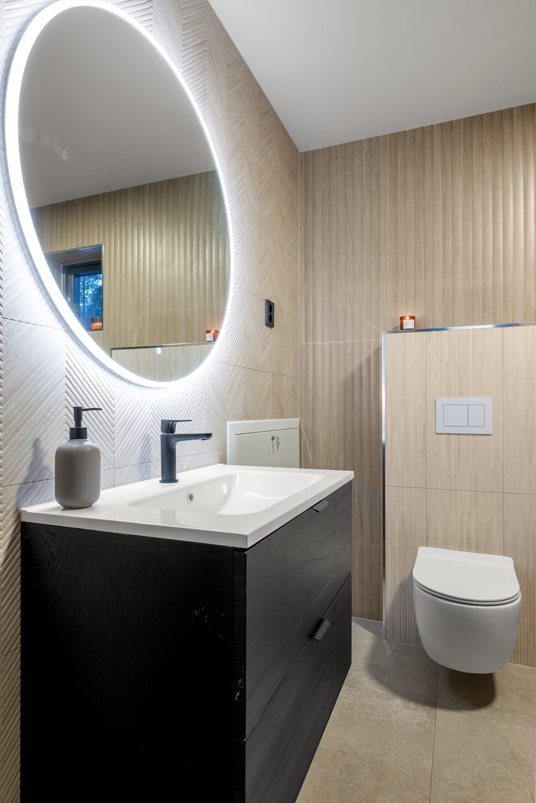 Innredningen er gjennomført i en smakfull og nøytal stil. Galleribilde