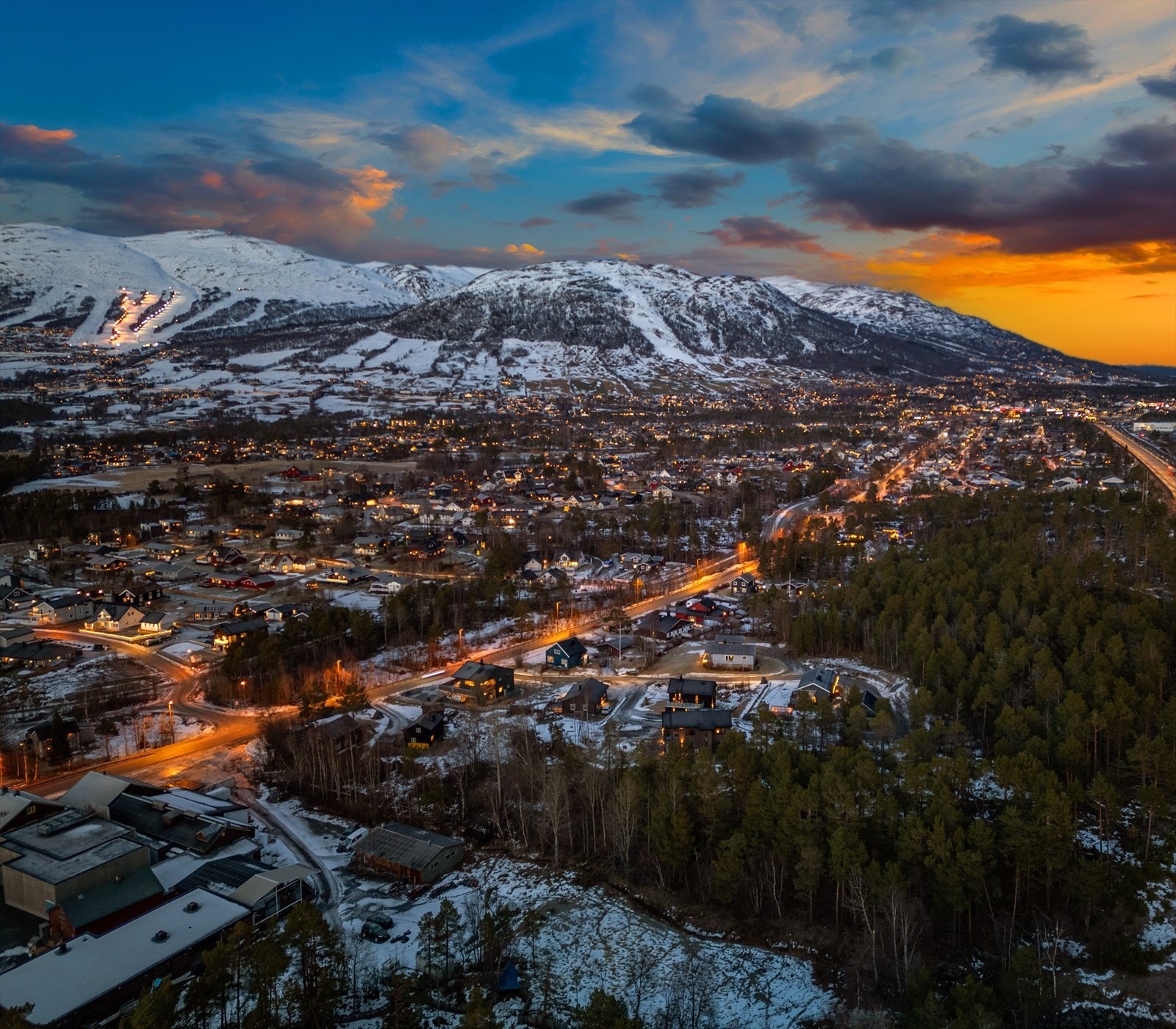 Fra boligen er det gangavstand til flere barnehager. Det er kun 1,6km til Oppdal Sentrum. Galleribilde