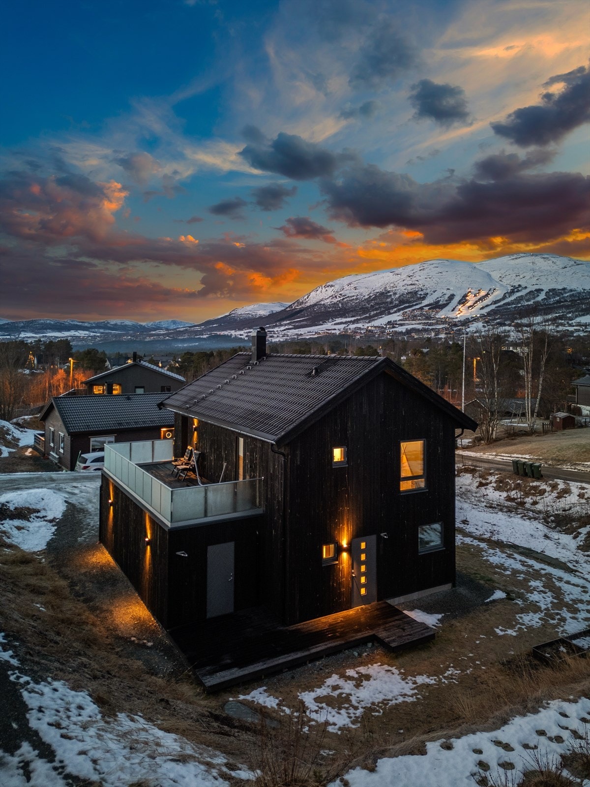 Terrassen strekker seg rundt på sørsiden av boligen, og måler cirka 28 m². Galleribilde
