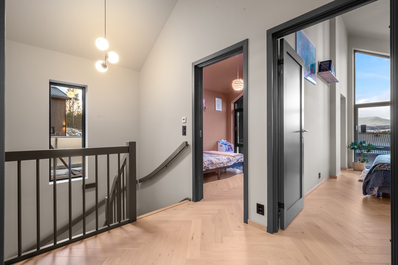 2. etasjen har tre soverom, et bad og en walk-in garderobe. Galleribilde