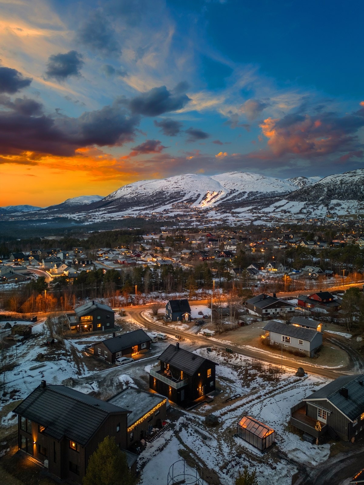 Boligen ligger i et attraktivt boligområde med mange servicepunkter innenfor gangavstand. Se nabolagsprofilen nederst på Finn-annonsen for mer info om området. Galleribilde