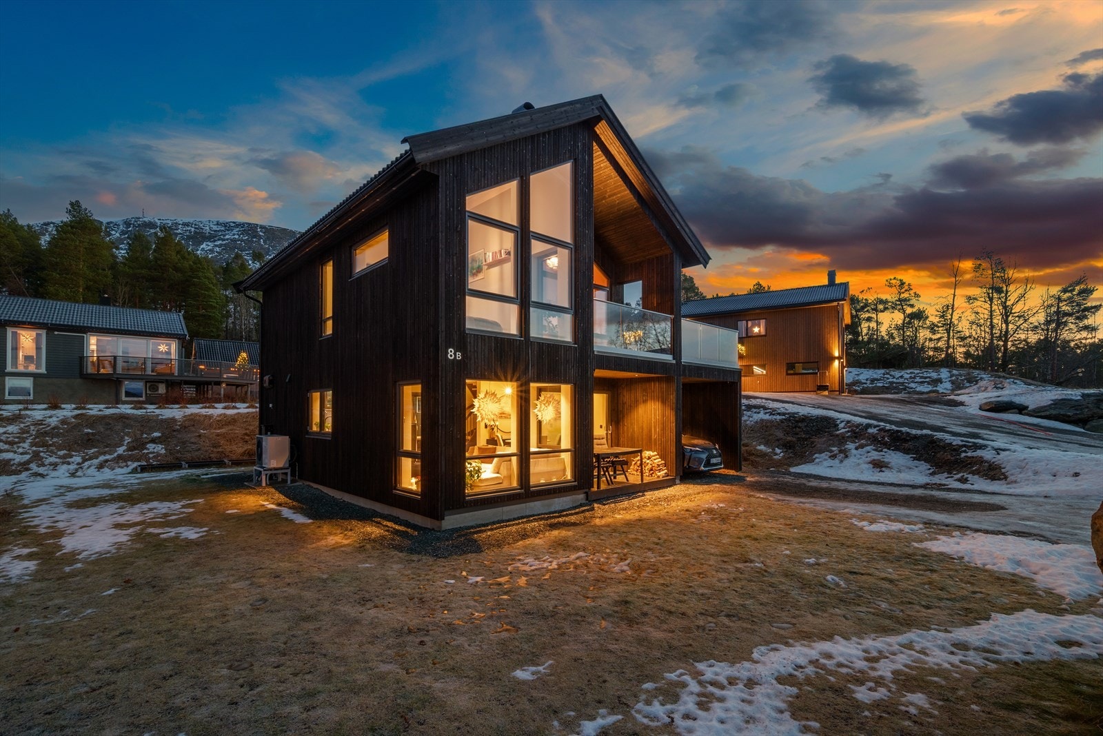 Eiendommen er opparbeidet med plen rundt boligen. Galleribilde