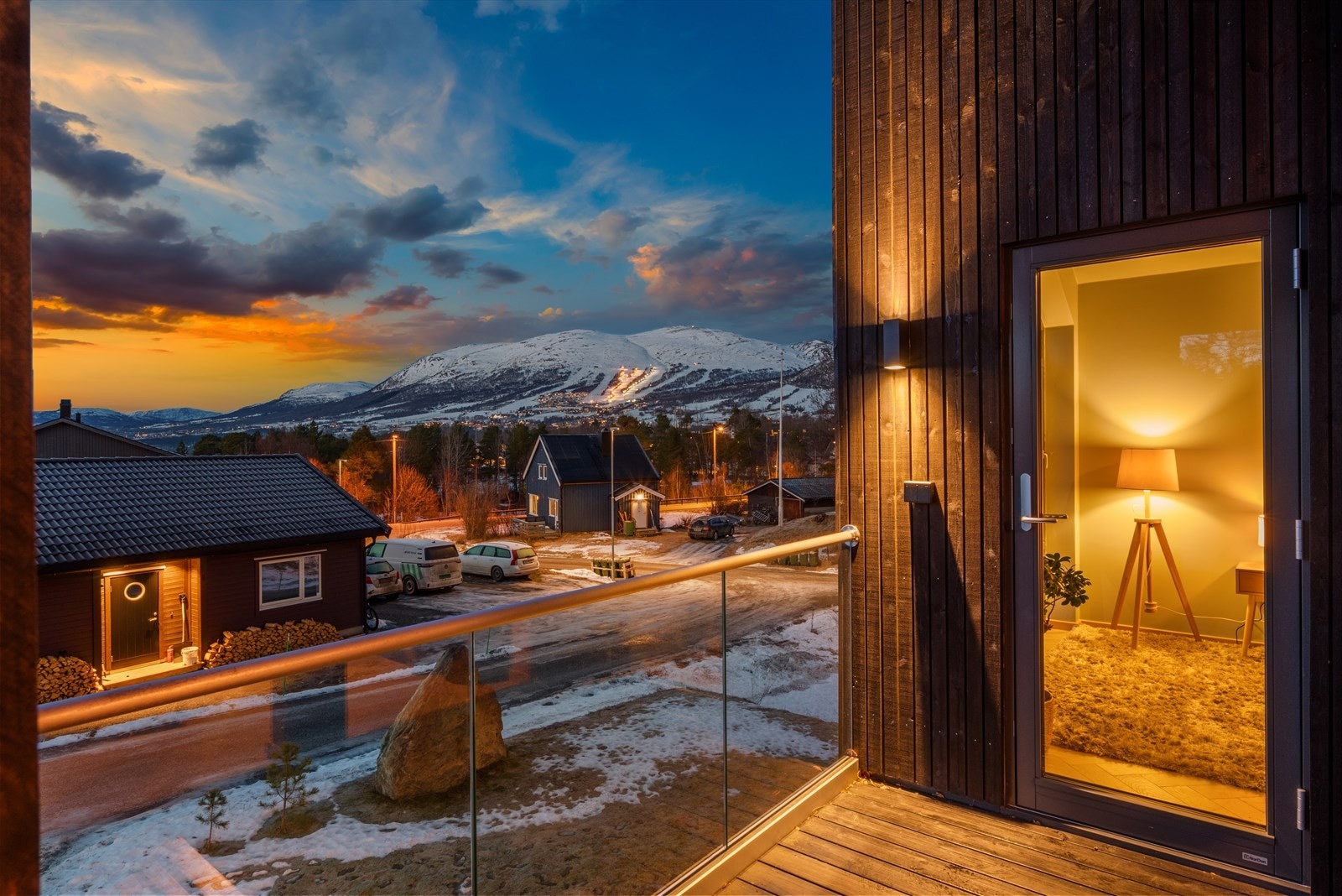 Hovedsoverommet har også dør til en terrasse hvor man kan nye kveldssola og den fantastiske utsikten. Galleribilde
