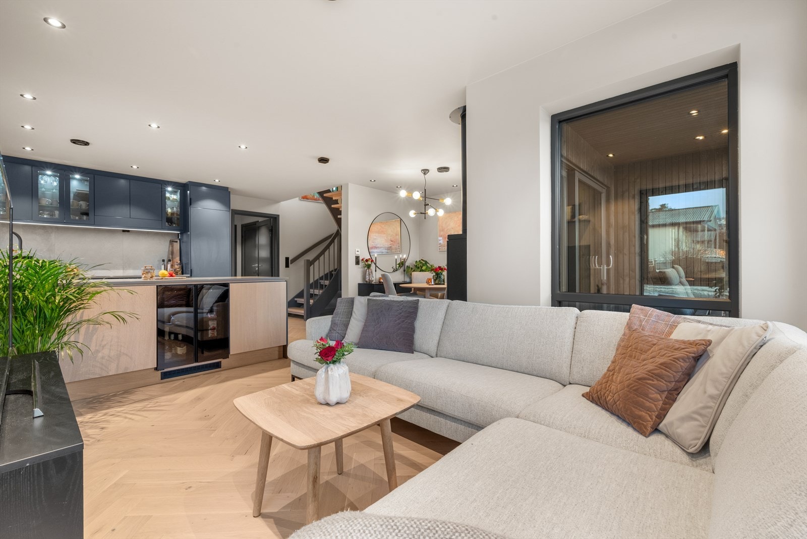 Spotbelysning med dimming sørger for korrekt lysstyrke i stuen til enhver tid. Merk deg også kort avstand til vinskapet som er integrert i kjøkkenbenken. Galleribilde