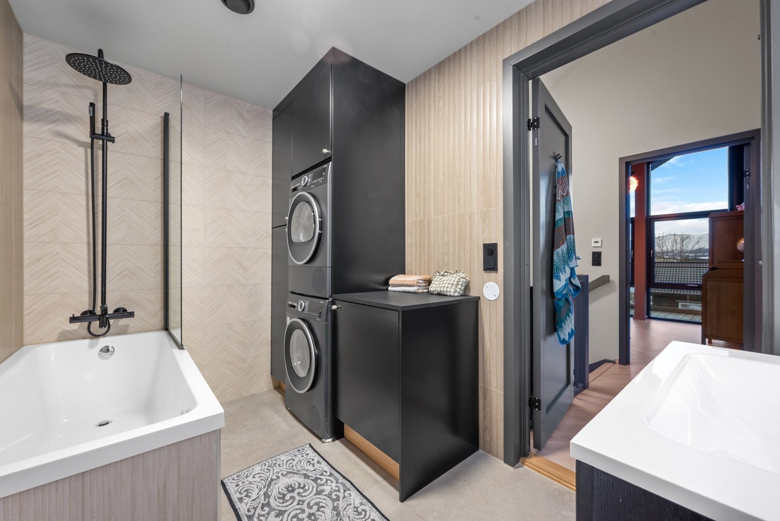 Badet oppe er kompakt med plass for vaskerom-innredning og badekar. Galleribilde